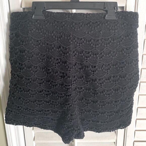 Express. Beautiful Crochet lace shorts with zipper & latch on side. Woman’s 10. - Picture 3 of 5